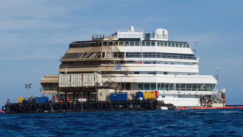 Illustration for article titled The Crazy Engineering Feat That Raised The 50,000 Ton Costa Concordia